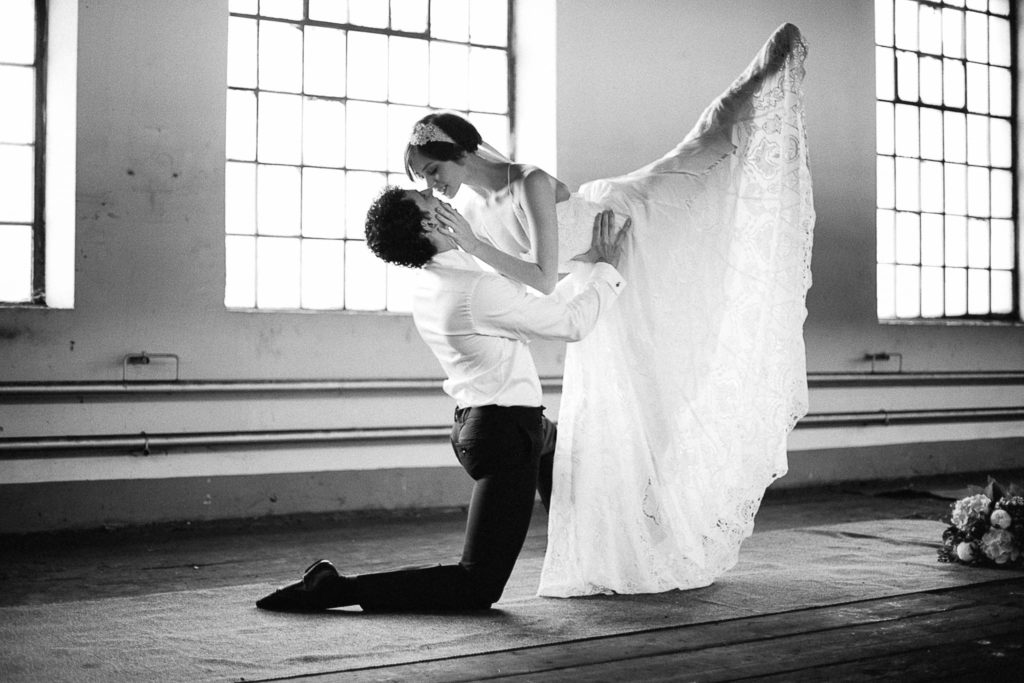 Taenzerin und Taenzer in Ballettpose