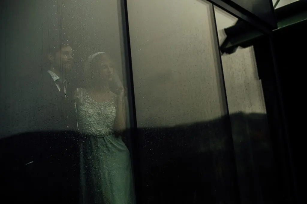 Brautpaar steht am Fenster