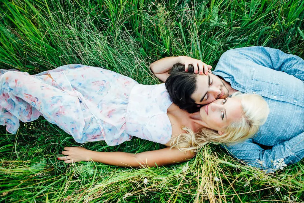 verliebtes Paar liegt im Gras