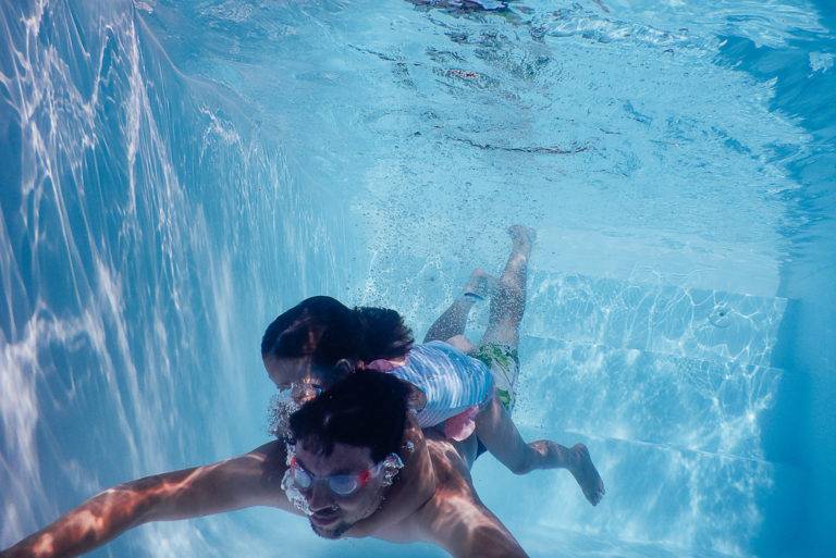 Vater und Tochter tauchen durchs Wasser