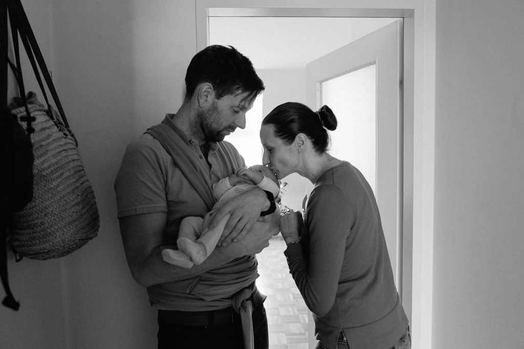 Mutter und Vater mit Baby im Arm