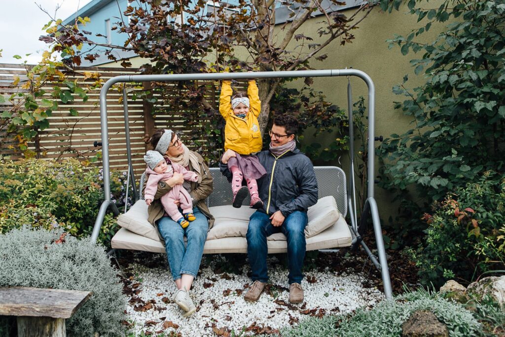 Familienfoto auf der Hollywoodschaukel