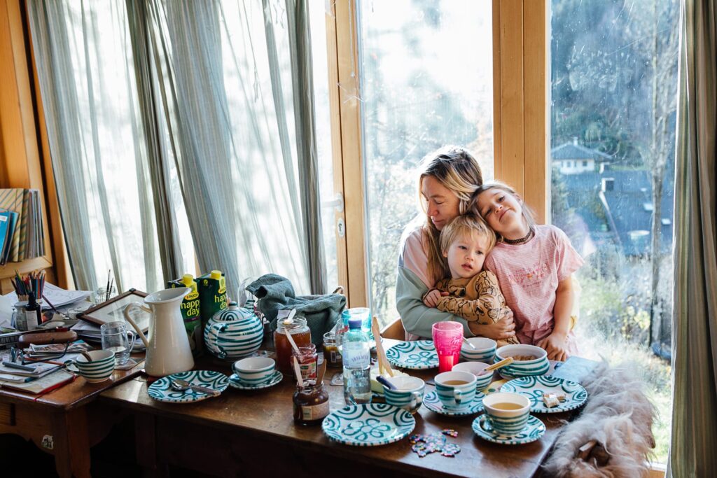 Mutter mit Kindern beim Frühstück
